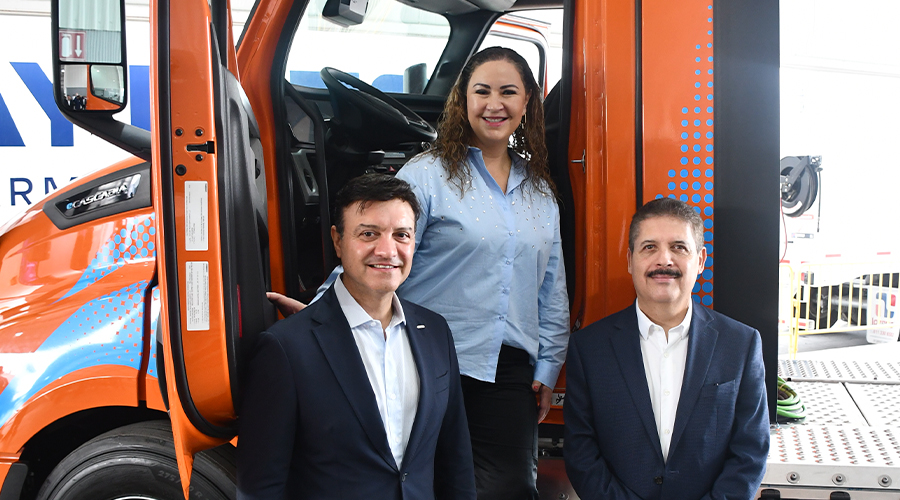 Jaime Humberto Tamez, director general de Difrenosa; Marcela Barreiro, presidente y CEO de Daimler Truck México y Jorge Alberto Casares, director general de Trayecto.
