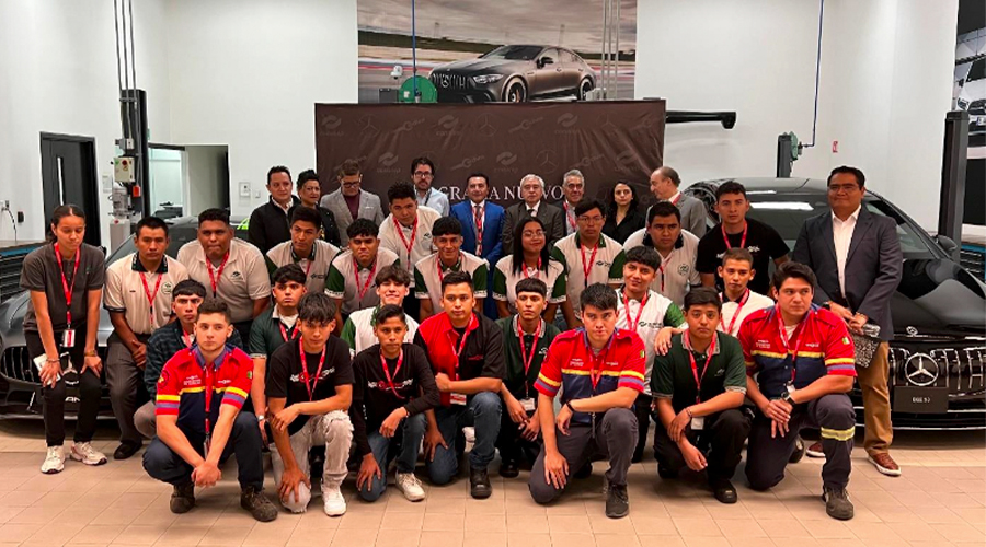 Directivos de Mercedes-Benz México, autoridades del CONALEP y Grupo CEDVA, en el arranque de la séptima generación del programa Nuevos Talentos.