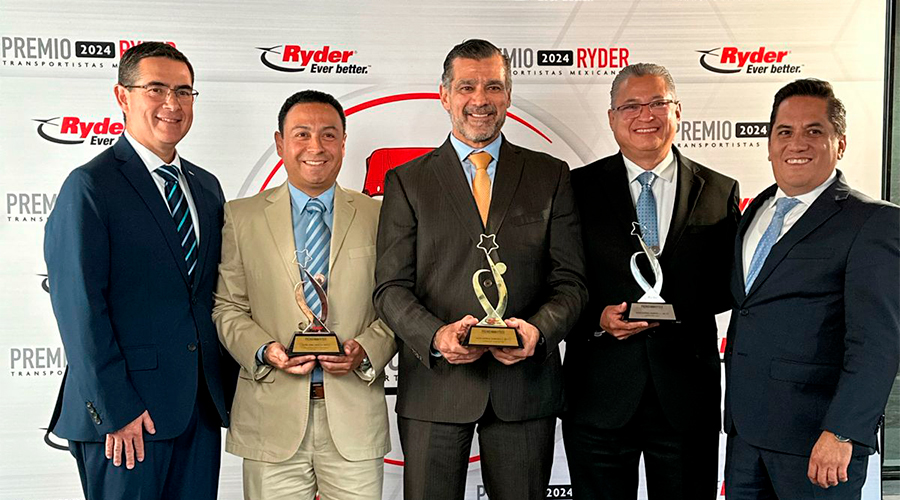 Al centro, José Antonio Rivas Barba de Auto Express Oriente, compañía transportista ganadora del máximo galardón Ever Better en los Premios Ryder
