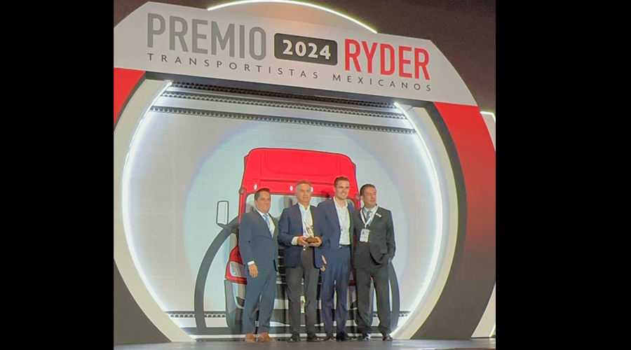 Al centro, Raúl Monroy Reus y Raúl Monroy Otero, CEO y gerente de operaciones backoffice en Transportes Monroy Schiavon, acompañados de directivos de Ryder.