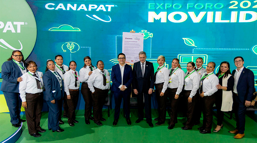 Al centro, Alejandro Mondragón, presidente de Scania México y José Lucio Rodríguez, presidente de la Cámara Nacional del Autotransporte de Pasaje y Turismo, CANAPAT, en el anuncio del programa de conductoras.