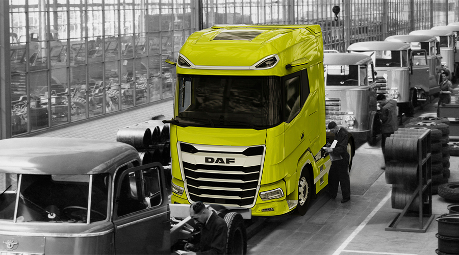 Línea de producción en planta de DAF Trucks que representa la evolución de los camiones de la marca. 