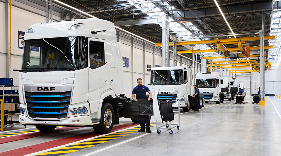 Nuevos camiones eléctricos fabricados en su planta de Eindhoven.
