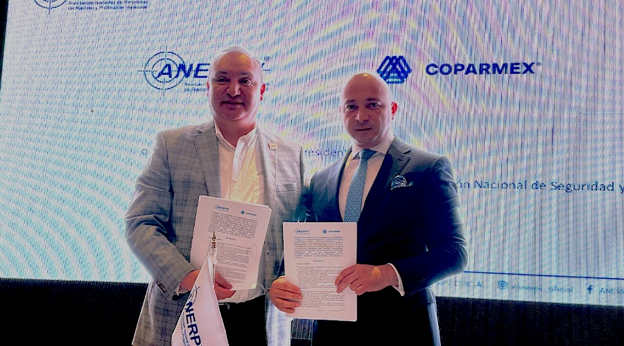 David Román Tamez, presidente de la ANERPV y Jorge Peñúñuri presidente de la comisión nacional de seguridad y justicia de la COPARMEX, al firmar el convenio contra el robo al transporte.