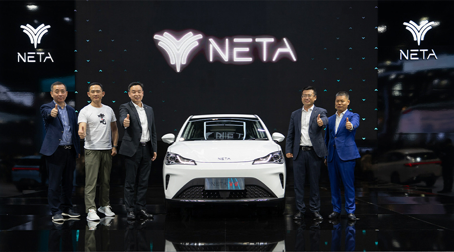 Directivos de NETA Auto en el debut del NETA V-II en Bangkok