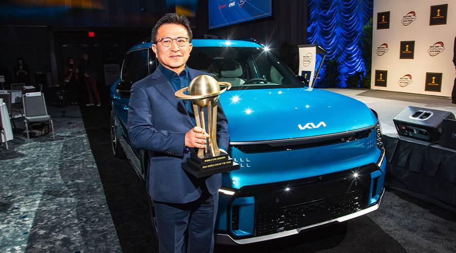 Sean Yoon, presidente y CEO de Kia North America y Kia America con el trofeo 2024 World Car of the Year por el Kia EV9. 