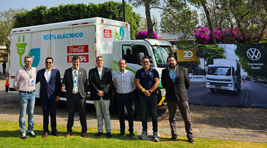 En la entrega simbolica del primer e-Delivery de Volkswagen Truck & Bus México a Coca-cola FEMSA estuvieron presentes Humberto Calva, Gerente de Gestión de Flota de Coca-Cola FEMSA; Rafael Santos Magalhães, CFO y Alex Theissen Long, presidente de la ANTP.