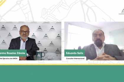 ( De izq. a der.) Guillermo Rosales Zárate y Eduardo Solís, negociador y miembro del Comité de revisión del Consejo Coordinador Empresarial durante el Foro de Vehículos Comerciales.