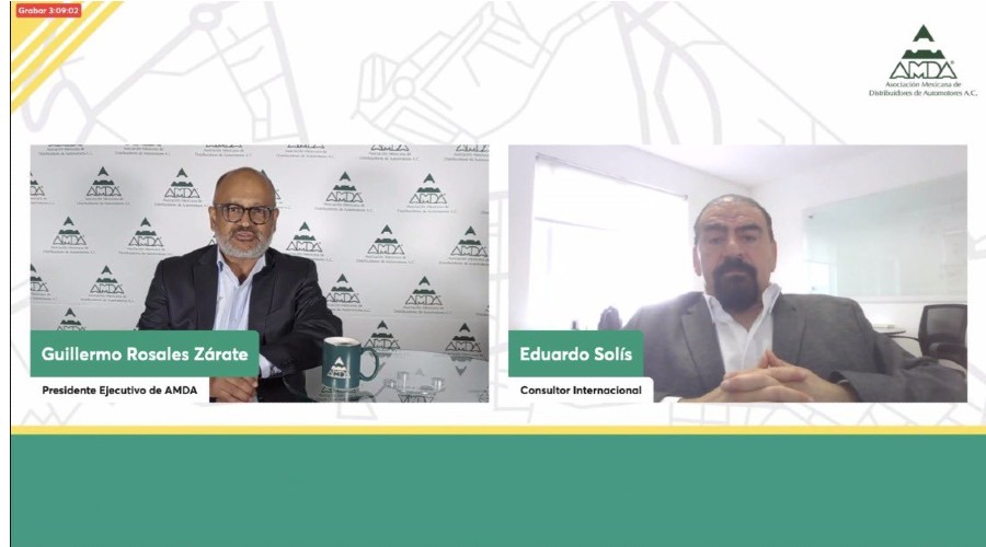 ( De izq. a der.) Guillermo Rosales Zárate y Eduardo Solís, negociador y miembro del Comité de revisión del Consejo Coordinador Empresarial durante el Foro de Vehículos Comerciales.