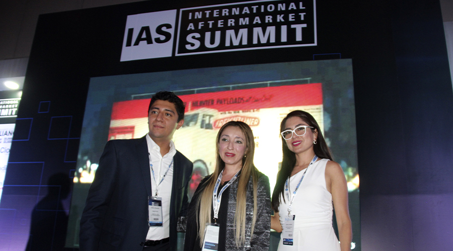 Daimler-Truck-presenta-sus-estrategias-de-e-commerce-en-el-IAS-2024-Factor-Automotor.