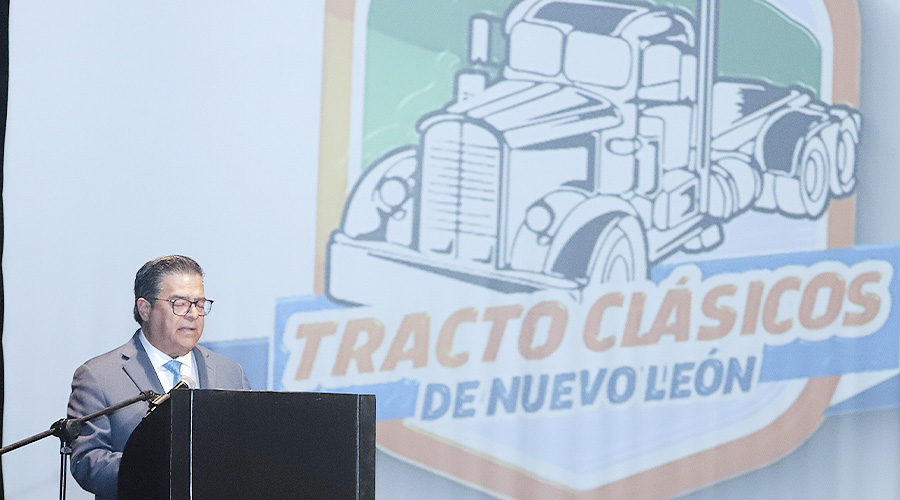 Carlos Ayala, ex director general Adjunto-Comercial de PACCAR México  en la presentación del libro "Club Tracto Clásicos de Nuevo León