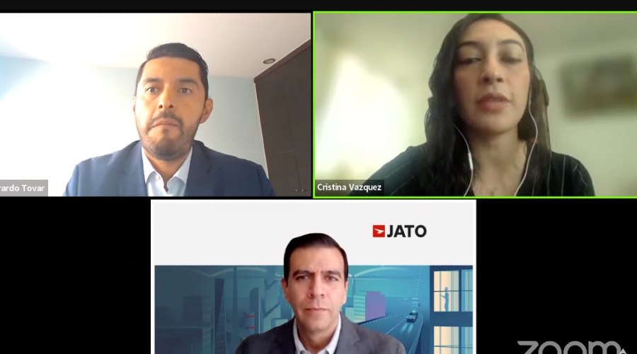 (De izq. a der.) Gerardo Tovar, de Urban Science, Cristina Vázquez, coordinadora de Estudios Económicos de la AMDA, y Luis Brizuela de JATO. 
