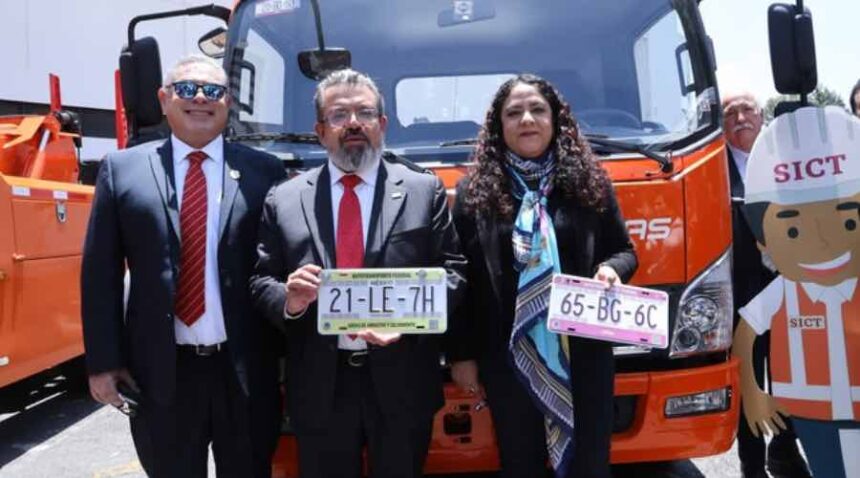 Por-primera-vez-la-SICT-presenta-placas-para-gruas-Factor-Automotor.