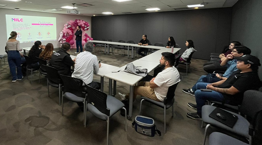 Conferencia sobre Mitos y Realidades del Cáncer de Mama impartida como parte de la iniciativa impulsada por Mercedes-Benz Autobuses y la Asociación MILC para combatir el cáncer de mama  y ser certificada como Empresa Rosa