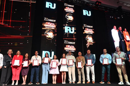 La-IRU-entrega-importante-galardon-a-los-mejores-Directivos-del-Autotransporte-de-Carga-Factor-Automotor