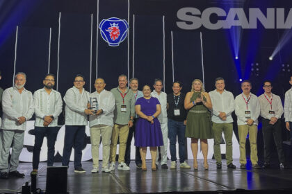 Scania-marca-un-hito-en-la-industria-festeja-los-35-anos-de-la-CANACAR-Factor-automotor