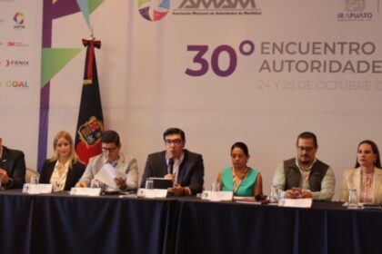 Rogelio Arzate (cent.) presidente de la ANPACT señaló que la implementación de la Agenda Nacional de Movilidad tendrá como resultado el desarrollo económico y social del país.