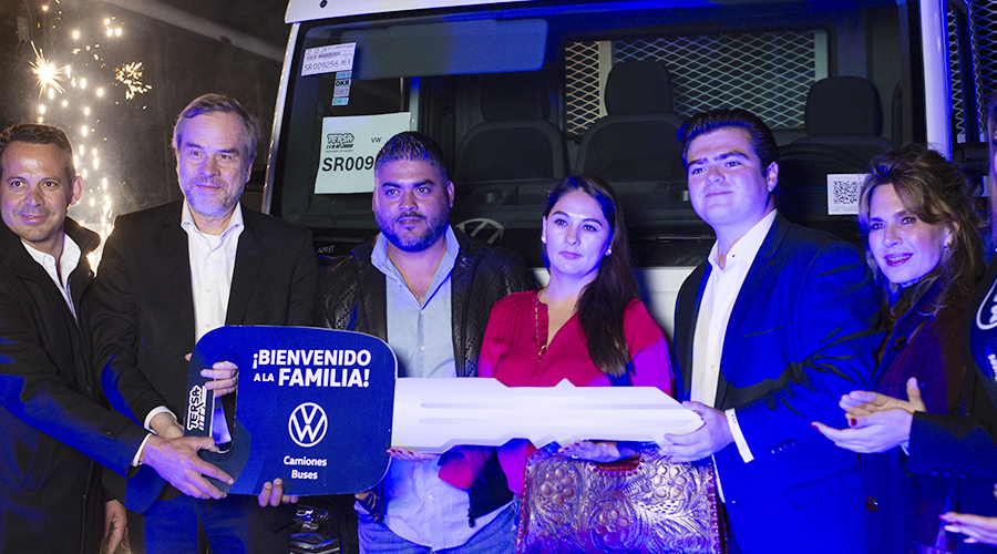 Adrián Benítez, director general de Grupo TERSA y Frank Gundlach, director general  realizan una entrega simbólica a clientes de Baja California en el marco de inauguración de la concesionaria Volkswagen Truck & Bus México  en Tijuana