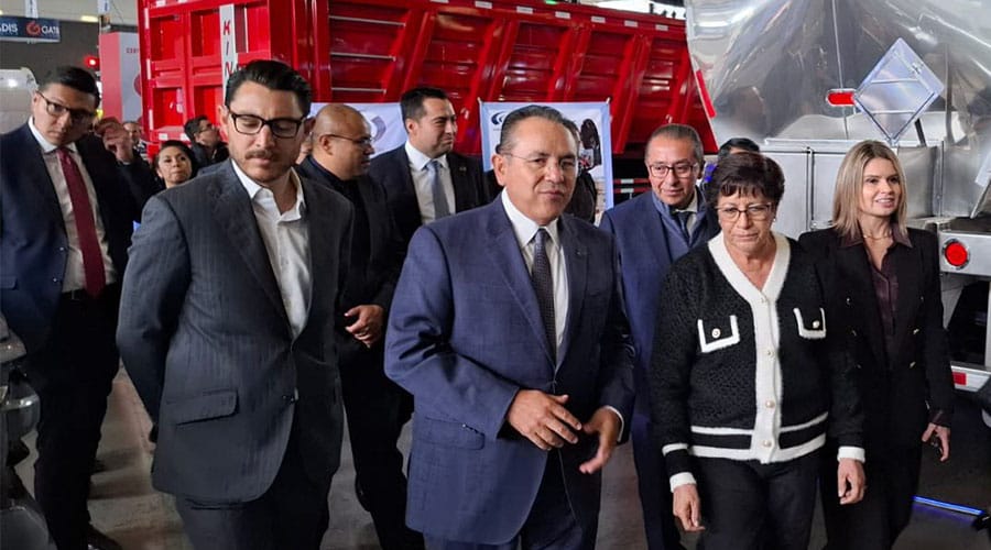 Miguel Ángel Martínez Millán, presidente nacional de la Cámara Nacional del Autotransporte de Carga (CANACAR). Silvia Tanús, titular de la Secretaría de Movilidad y Transporte, recorren la de Expo Transporte y Logística Puebla 2025