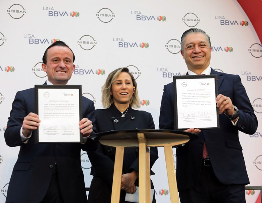 Mikel Arriola, Comisionado Interino de la Federación Mexicana de Futbol, acompañado de Mariana Gutiérrez, presidenta de la Liga BBVA MX Femenil y Rodrigo Centeno, presidente y director general de Nissan Mexicana e INFINITI.
