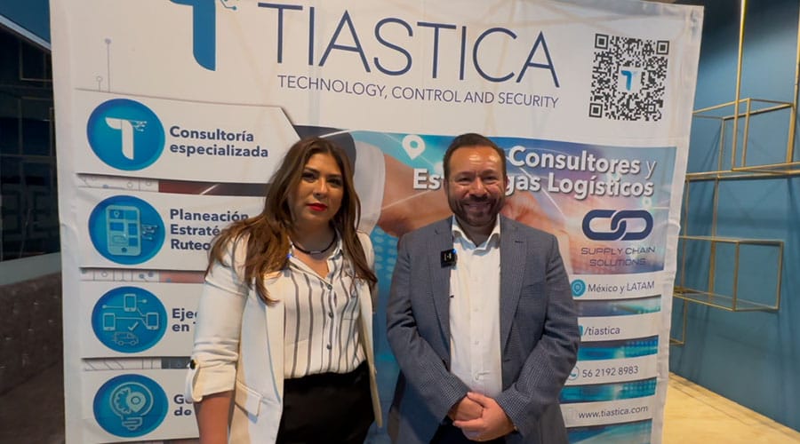 Yuliana Díaz, CEO de TIASTICA y Adimir Benítez, Director de Soluciones Estratégicas de TIASTICA durante el Foro Logística Inteligente: El Futuro de la Movilidad Eficiente