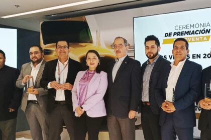 Daimler-Truck-Mexico-entrega-importante-reconocimiento-en-la-7.a-edicion-de-la-Ceremonia-de-Premiacion-Postventa-2025-Factor-Automotor. En la Ceremonia de Premiación Postventa 2025 estuvieron presentes Perla Verdi, directora de postventa de Daimler Truck México; Fernando Lascuráin, presidente de la ADAVEC acompañado de directivos de Donaldson, Delcoremy, EATON y Detroit REMAN.