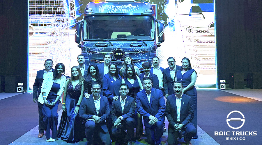 Al centro Julio Hernández, director acompañado de Leticia Negrete directora de markenting de Grupo GET; Sarahí Figueroa, gerente de marketing; Invonne Ley,  gerente de marketing acompañados del equipo comercial  de BAIC Trucks México 
