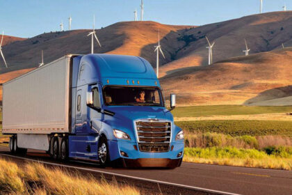 Te-compartimos-cinco-consejos-de-Freightliner-para-conducir-seguro-en-carretera-Factor-Automotor