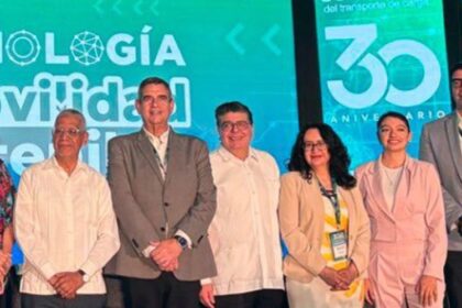 Rogelio Arzate (7mo. der. ) presidente de la ANPACT aseguró que la descarbonización del transporte pesado, debe estar acompañado del desarrollo tecnológico.