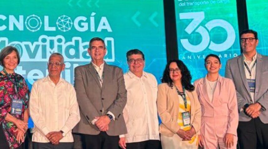 Rogelio Arzate (7mo. der. ) presidente de la ANPACT aseguró que la descarbonización del transporte pesado, debe estar acompañado del desarrollo tecnológico.