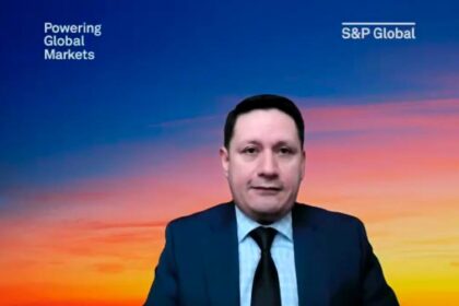 Durante el webinar de AMDA, Guido Vidozo, director asociado de la consultora Standar&Poors Global, explicó que la producción y ventas automotrices disminuyeron por los aranceles de Trump. Factor Automotor