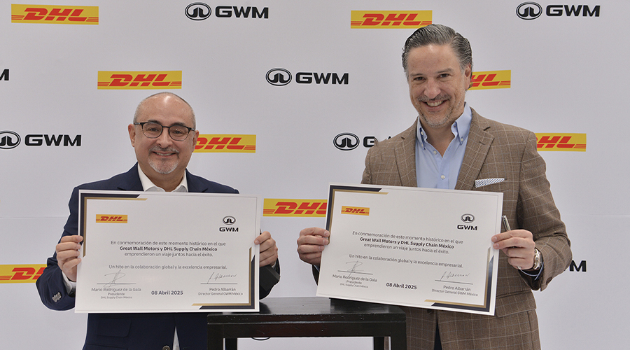 Mario Rodríguez, presidente de DHL Supply Chain México, con Pedro Albarrán, VP y director general dé GWM México en el anuncio de la alianza estratégica