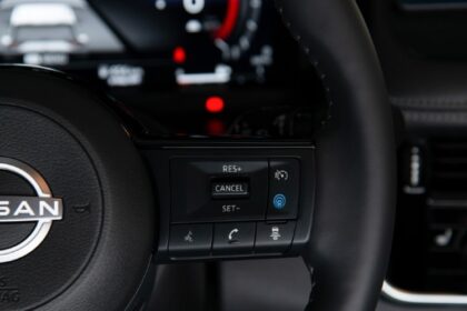 ProPILOT de Nissan incorpora un modelo de IA generativa que le permite aprende y maniobrar en situaciones de conducción complejas.