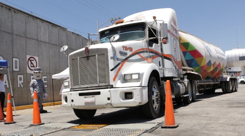 Además de las revisiones físico-mecánicas, la SICT instalará 29 puntos de control médico para operadores del transporte de carga.
