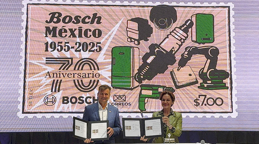 Alexander Firsching, presidente de Bosch México  acompañado de  Violeta Abreu González, directora del Servicio Postal Mexicano (Correos de México) 