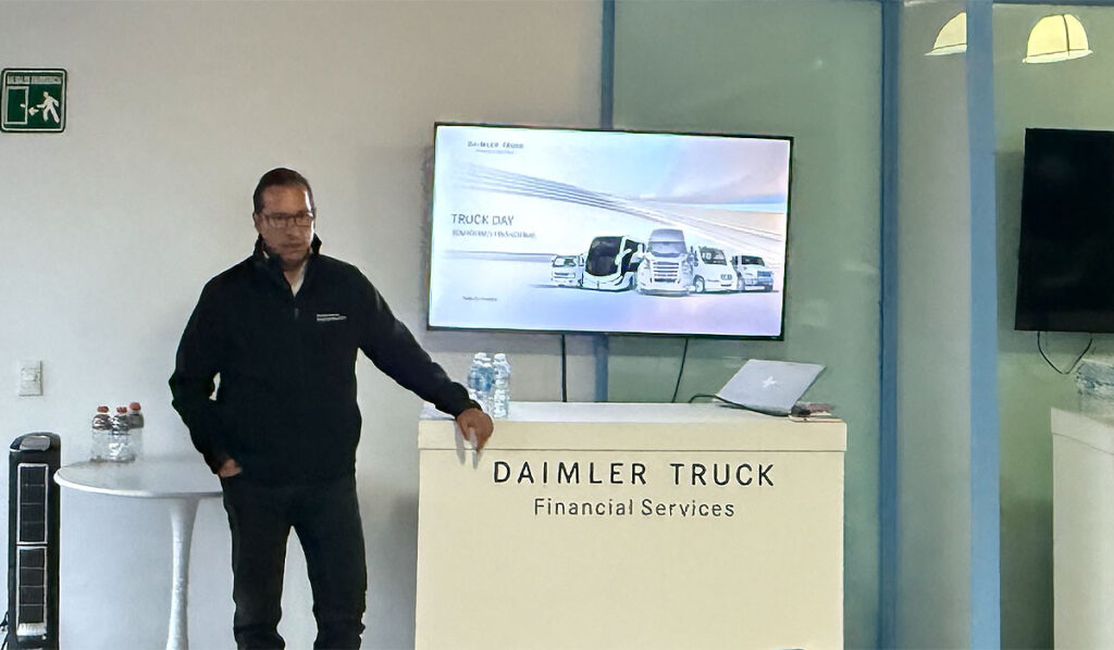 Asistentes del Truck Day 2025 de Freightliner concern las soluciones  financieras que pofrece la marca 