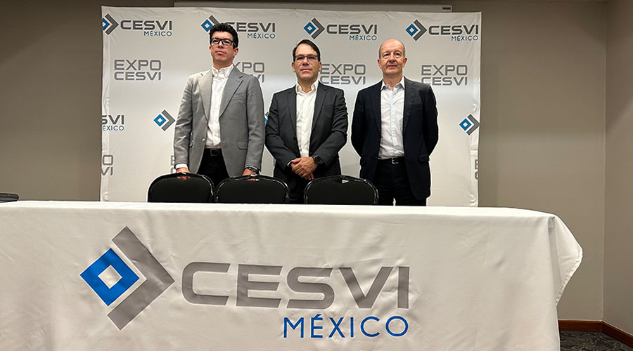 Lieto Morales, coordinador general de EXPO CESVI COMPETITION 2025; Augusto Basage, CEO de CESVI México y Jorge González, director de operaciones CESVI México durante la presentación del evento 