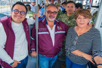 Delfina Gómez, gobernadora del Estado de México se subió a una de las unidades articuladas durante el segundo día de operaciones del Trolebús Chalco-Santa Martha.