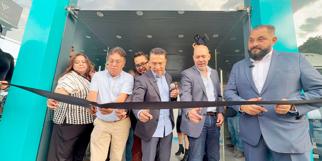 En el corte de listón en la inauguración de la distribuidora Foton Constituyentes en Querétaro estuvieron presentes Francisco Chávez, director general de Foton México; Pablo Torrejón director Comercial de Foton; Monica Cervantes Vázquez, directora de desarrollo de distribuidores y Eduardo Téllez, director comercial de Camiones premium del Centro En el corte de listón en la inauguración de la distribuidora Foton Constituyentes en Querétaro estuvieron presentes Francisco Chávez, director general de Foton México; Pablo Torrejón director Comercial de Foton; Monica Cervantes Vázquez, directora de desarrollo de distribuidores y Eduardo Téllez, director comercial de Camiones premium del Centro