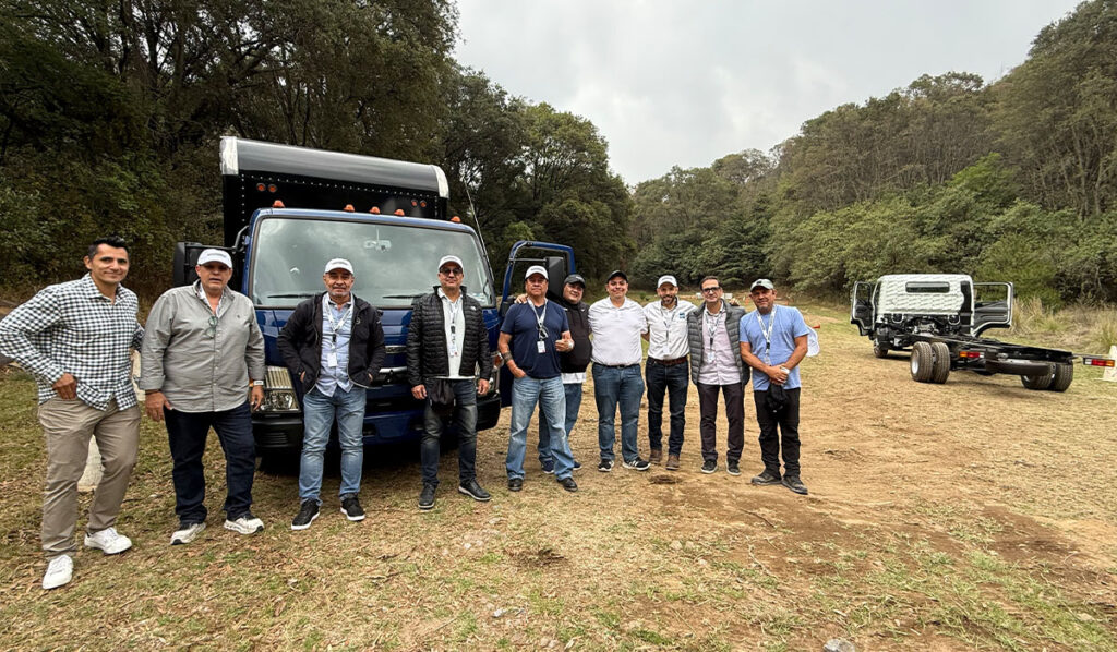 Clientes de Freightliner prueba  el portafolio de camiones del a familia 360 