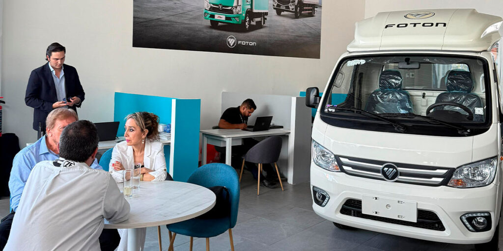 Interior de la distribuidora Foton Paseo Constituyentes en Querétaro Interior de la distribuidora Foton Paseo Constituyentes en Querétaro