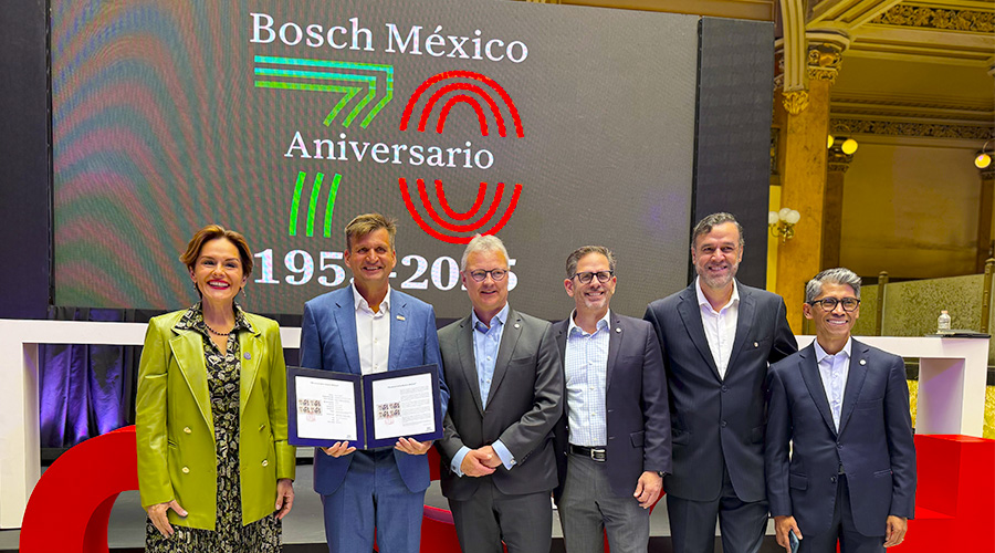 Alexander Firsching, presidente de Bosch México acompañado de Violeta Abreu González, directora del Servicio Postal Mexicano; José María Martínez, director de Bosch Rexroth México; Eduardo Watty, vicepresidente de ventas de Soluciones de Movilidad en la celebración del os 70 años e Bosch en el mercado mexicano