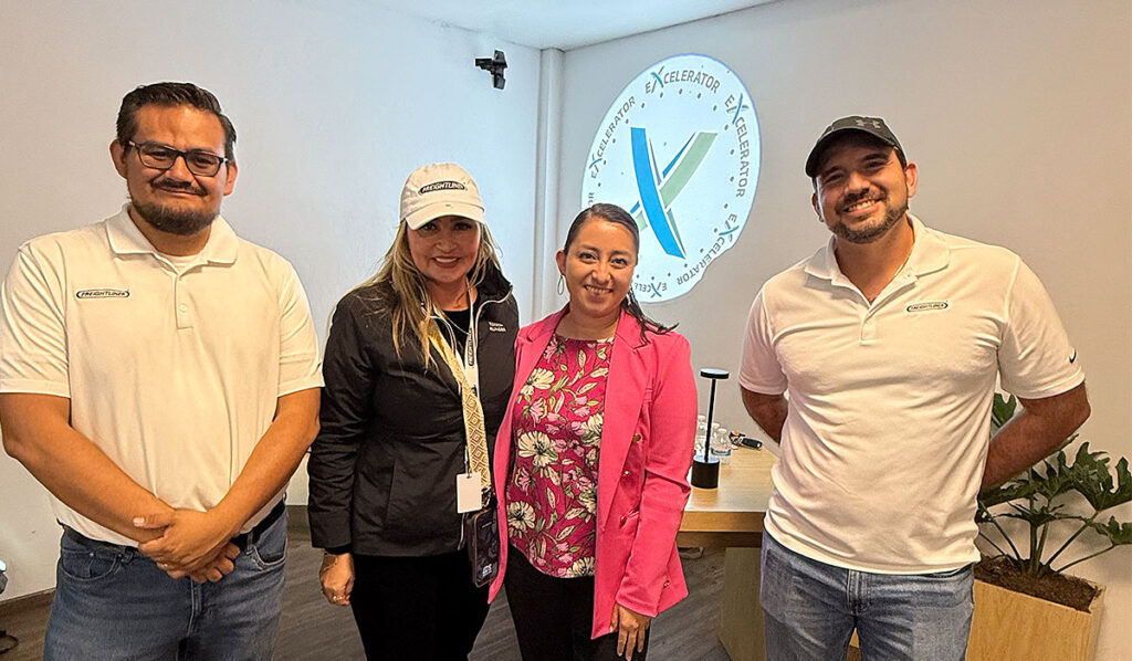 Perla Verdi, directora de Postventa de Daimler Truck México.acompañada de Erika de la empresa Buma Peninsular