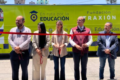 Traxión impulsa la educación de decenas de niños con una unidad móvil que recorre comunidades con rezago escolar y que se denomina, Ruta por la Educación. Factor Automotor