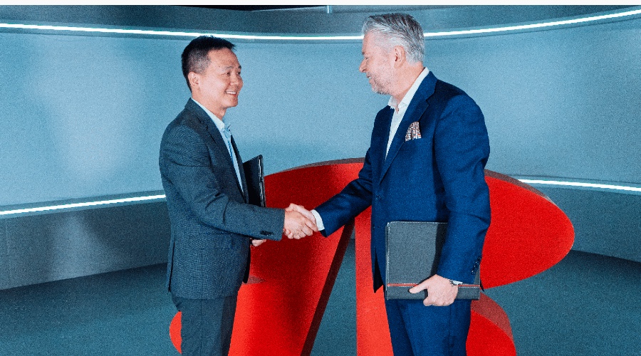 Johnny Fang, CEO de JETOUR SOUEAST, y Eduardo Reyes Smith, director adjunto de -Desarrollo de Producto Banorte, cerraron el acuerdo. Factor Automotor