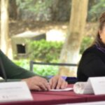 Clara Brugada, jefa de Gobierno de la Ciudad de México (der.) durante la presentación del Plan Ciclista 2025-2030. Factor Automotor