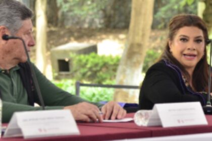 Clara Brugada, jefa de Gobierno de la Ciudad de México (der.) durante la presentación del Plan Ciclista 2025-2030. Factor Automotor