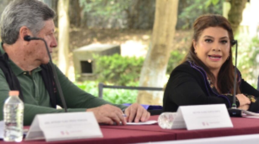 Clara Brugada, jefa de Gobierno de la Ciudad de México (der.) durante la presentación del Plan Ciclista 2025-2030. Factor Automotor