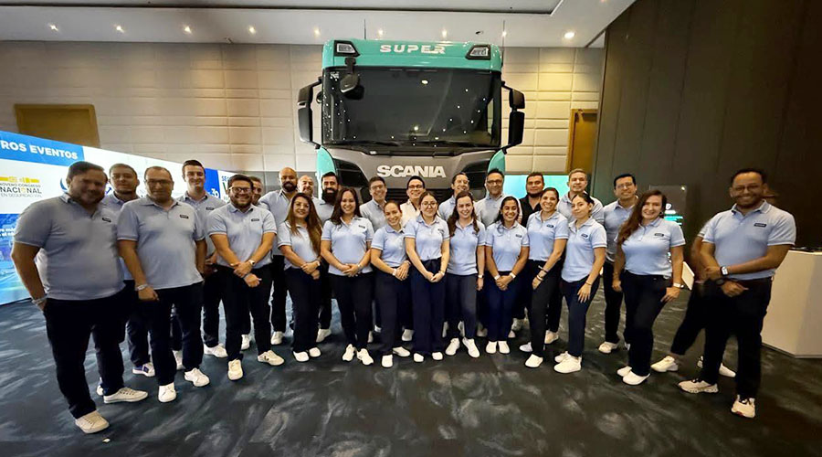 Equipo Scania México con el tractocamión Super 