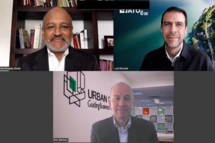 (De izq. a der.) Guillermo Rosales, presidente de la AMDA, Luiz Brizuela, director comercial de JATO Dynamics, y Eric Ramírez, director regional de Latam Urban Science.